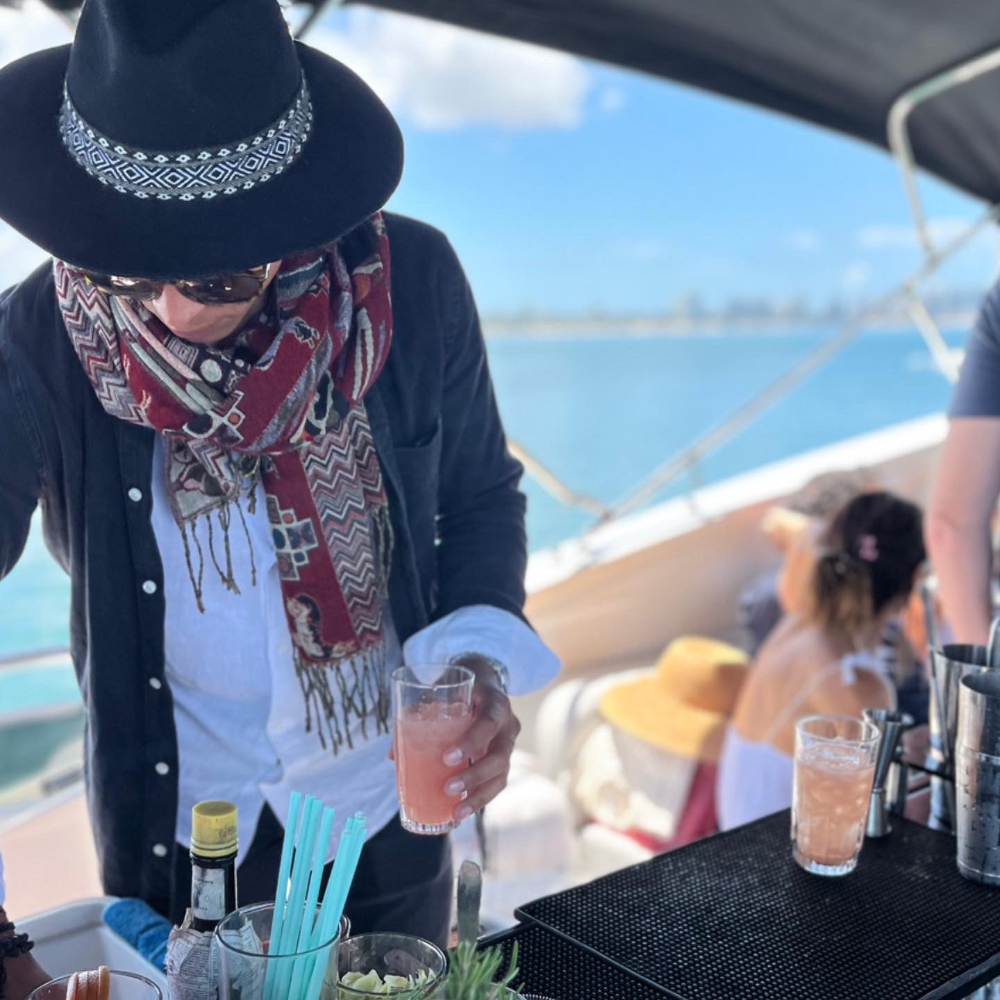 Brindis a bordo de yate en el Río de la Plata — Internautic