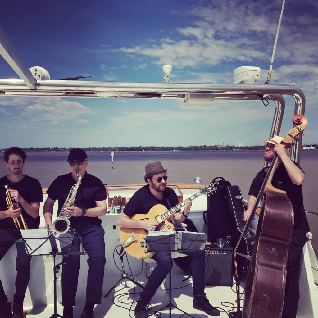 Brindis a bordo de yate en el Río de la Plata — Internautic