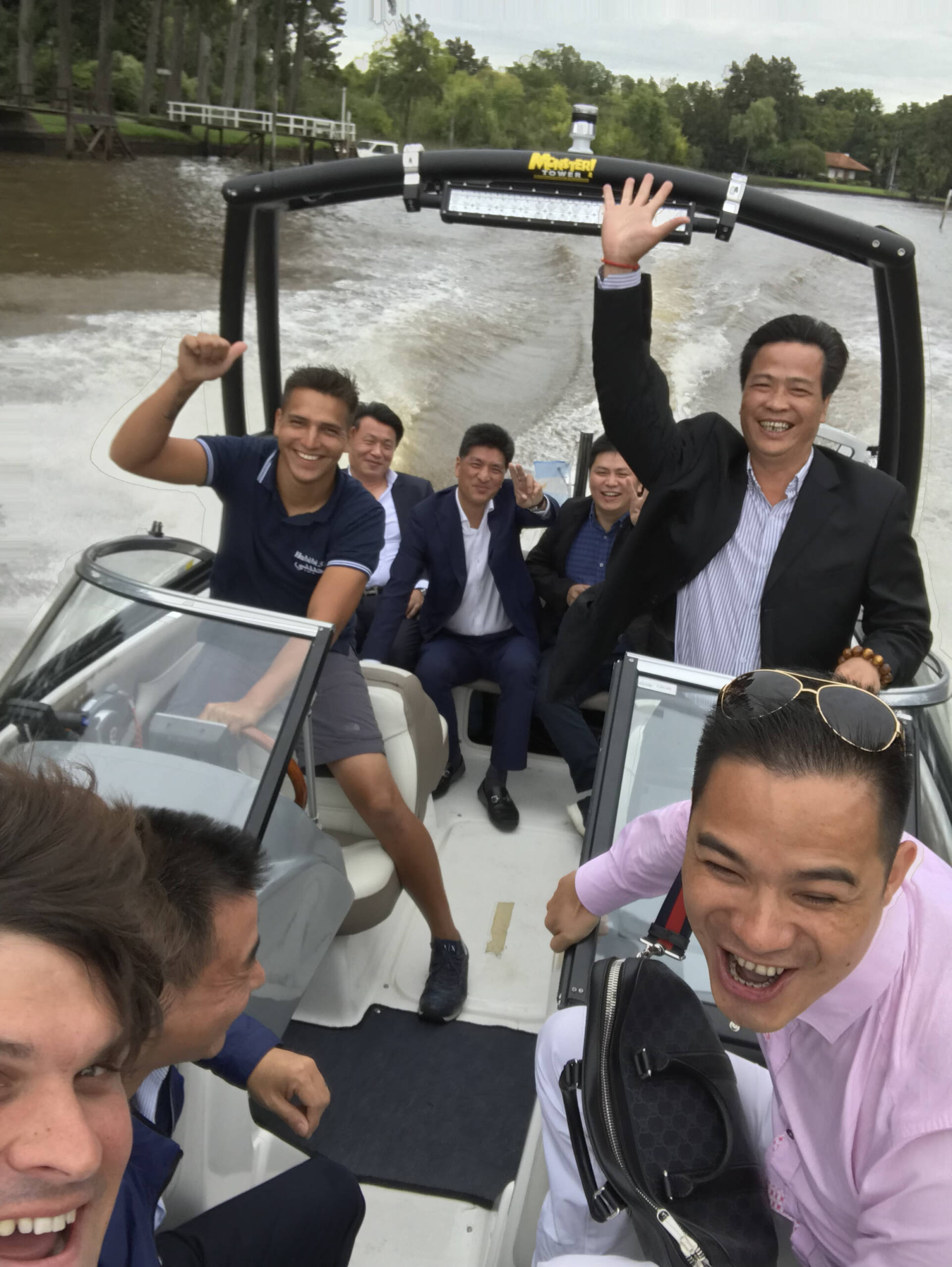 Grupo navegando en velero en el Río de la Plata — Internautic